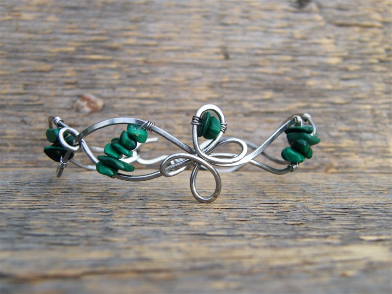 Náramek s malachitem - tepaná chirurgická ocel