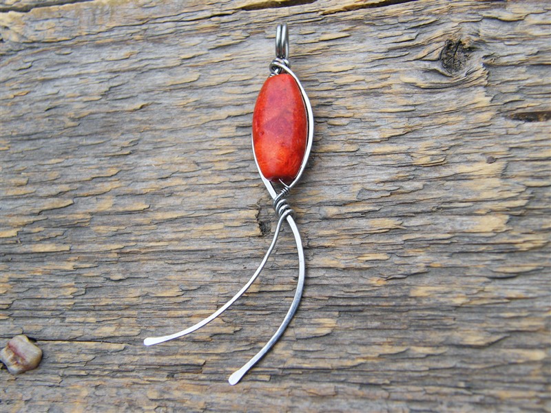 Přívěsek zdobený korálem - tepaná chirurgická ocel