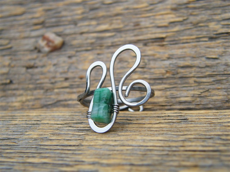 Prstýnek se zeleným křemenem - tepaná chirurgická ocel