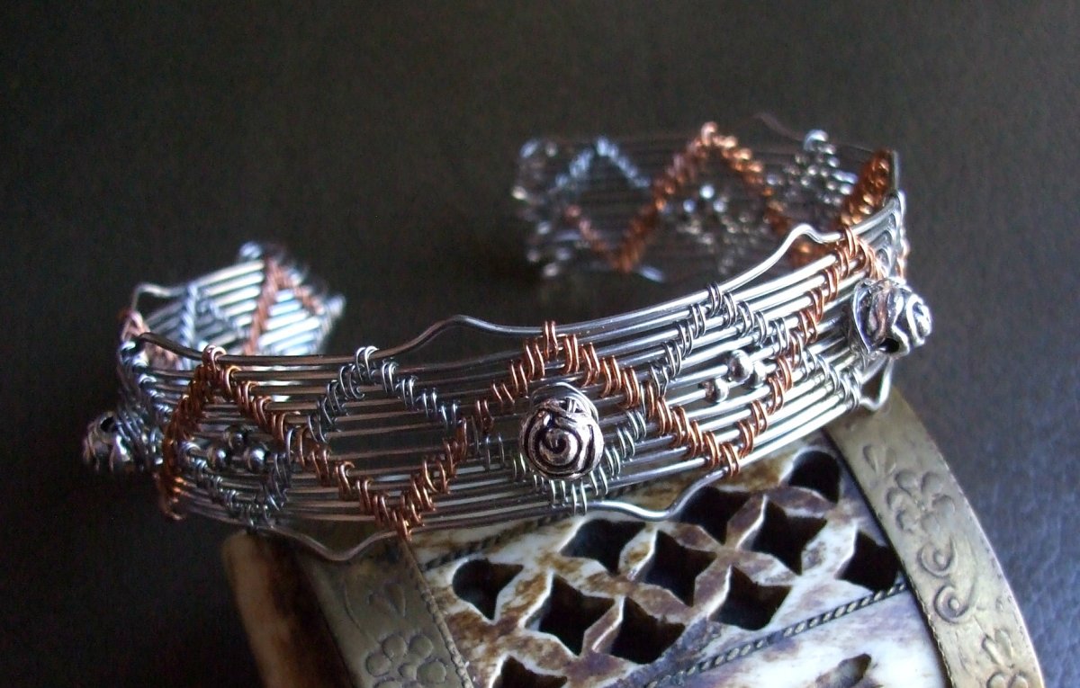 Náramek ocel, měď s růžemi.