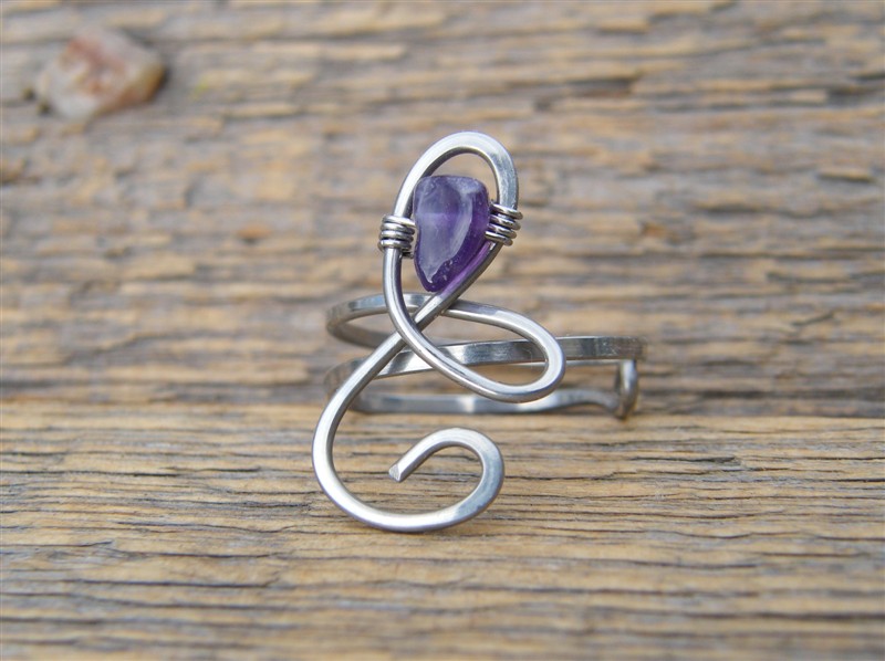Prstýnek s ametystem - tepaná chirurgická ocel