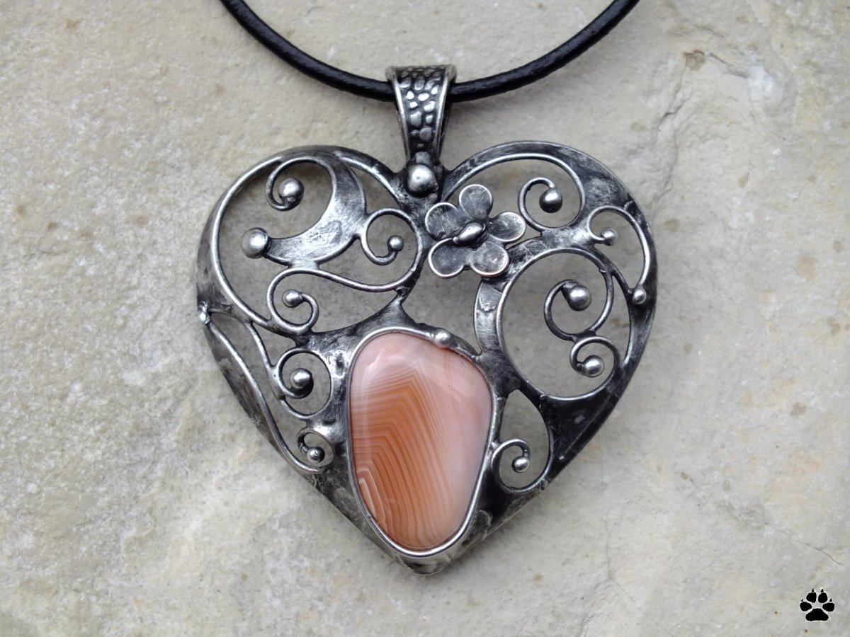 Srdíčko s růžovým achátem - cínovaný náhrdelník 