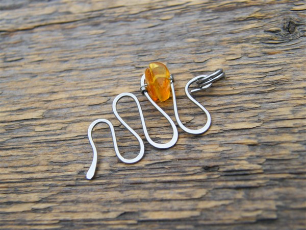 Přívěsek s jantarem - tepaná chirurgická ocel