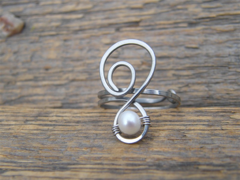 Prstýnek s bílou říční perličkou - tepaná chirurgická ocel