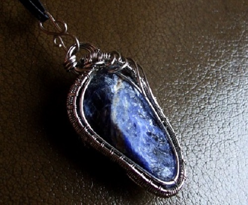 Sodalit surový v oceli.