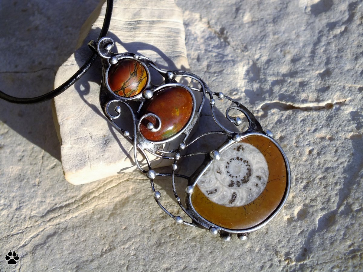 Šneček - jaspisy, amonit v mateční hornině