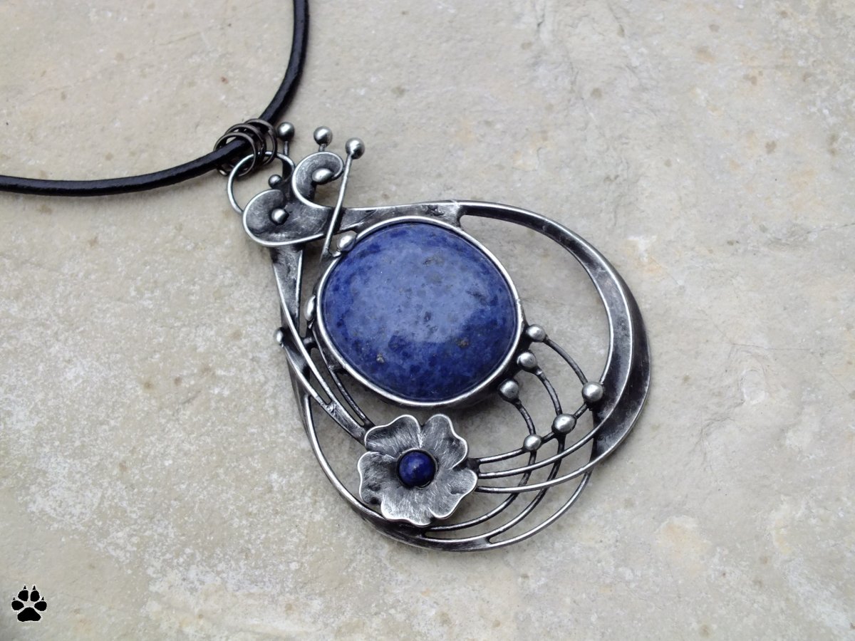 Dumortierit a lapisový květ - cínovaný náhrdelník