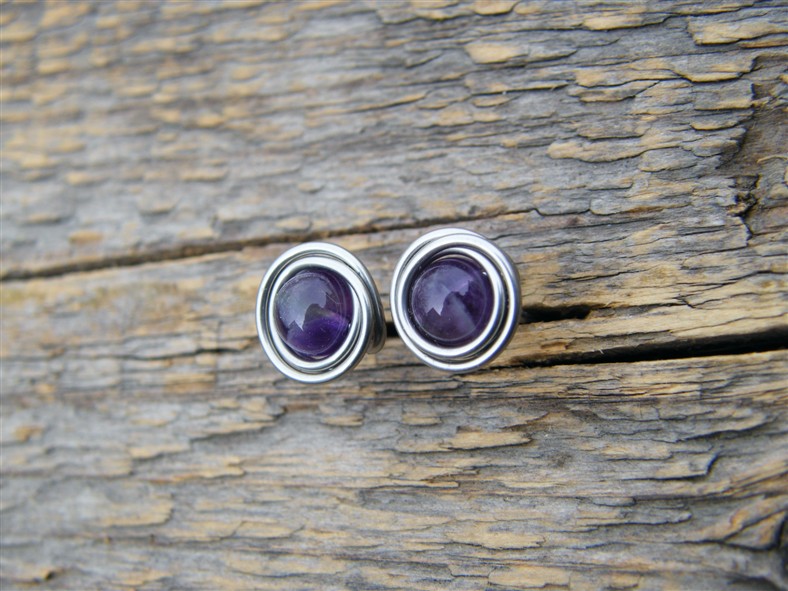 Drobné bodovky s ametystem - kamenem střídmosti - chirurgická ocel