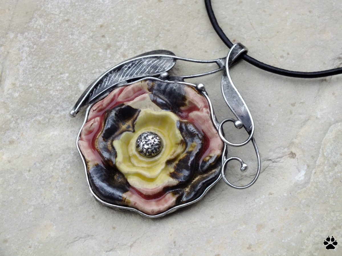 Keramický květ - cínovaný náhrdelník