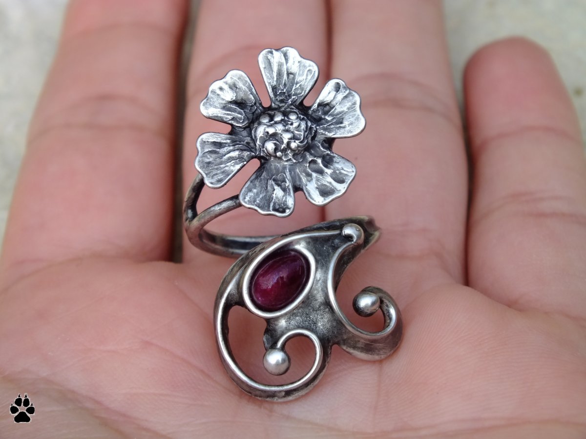 Kytička s rubínem - cínovaný prsten