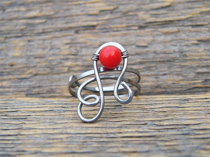 Prstýnek s kuličkou červeného korálu