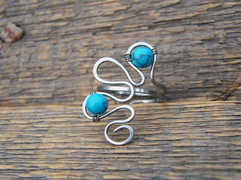 Prstýnek s kuličkami tyrkenitu - tepaná chirurgická ocel