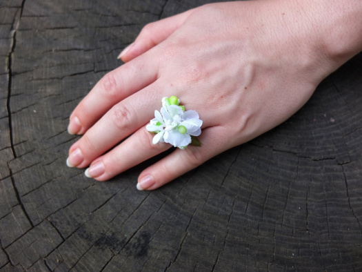 bílý květinový prstýnek