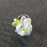 bílý květinový prstýnek