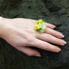 žlutý květinový prstýnek