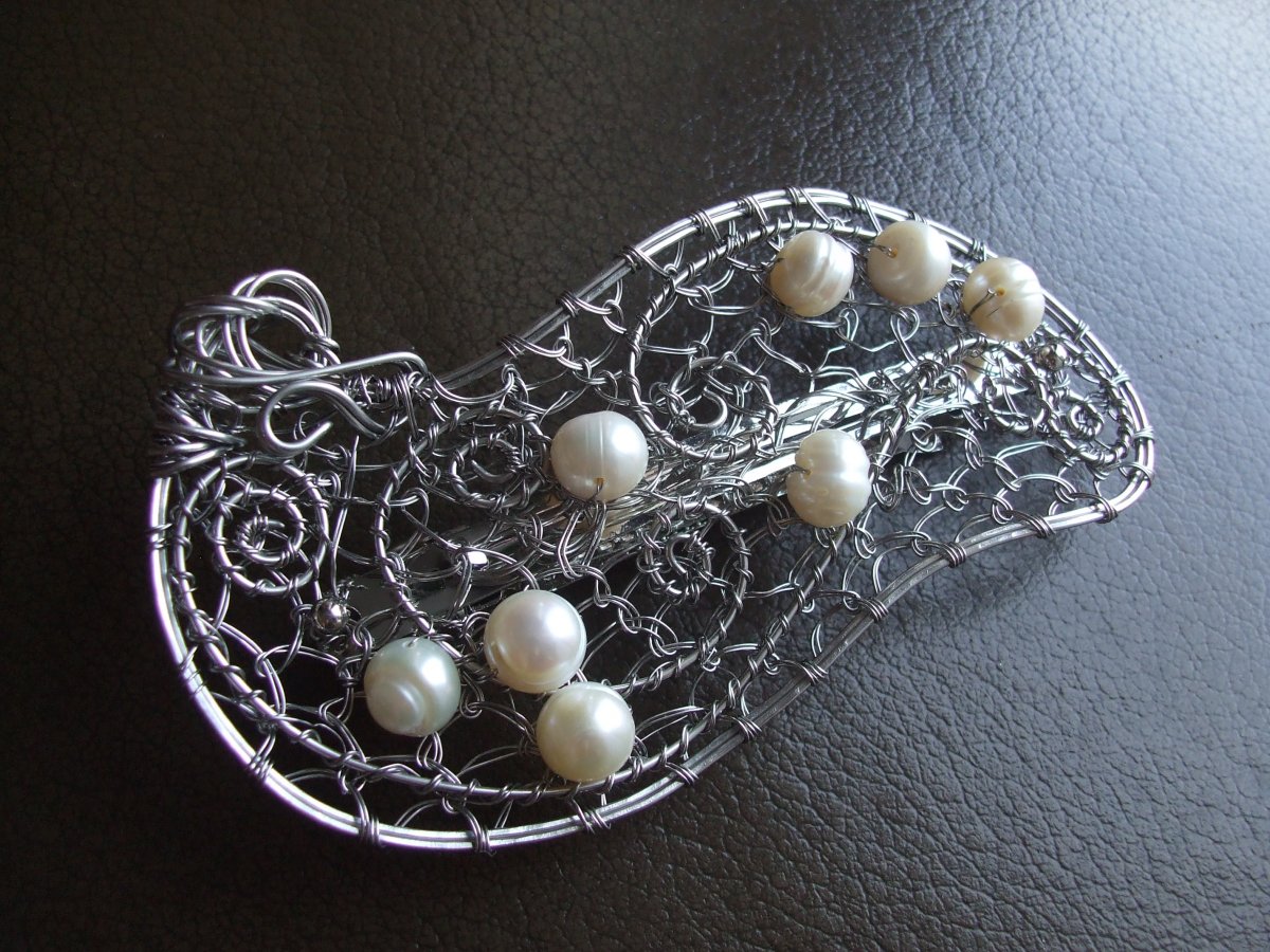 Sponka do vlasů s perlami.