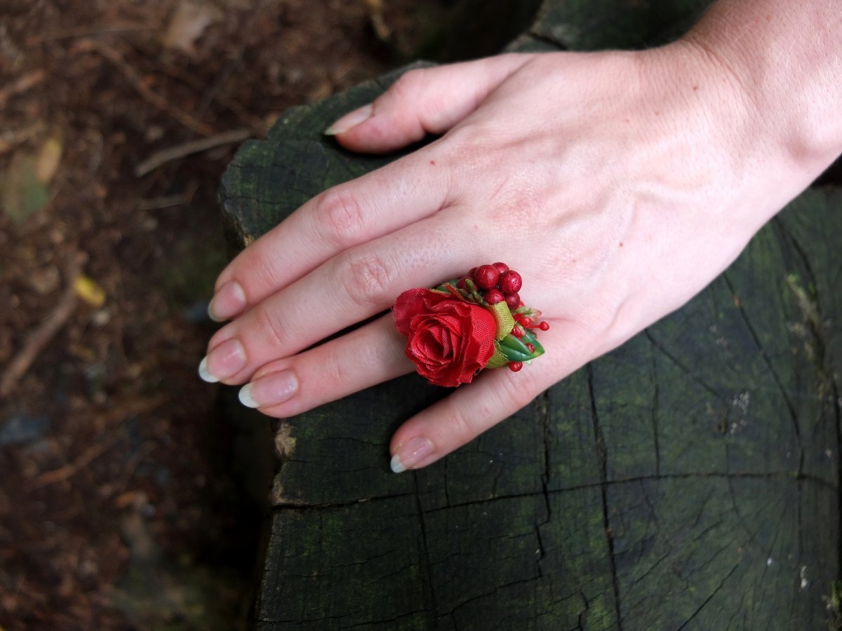 prstýnek s červenou růží