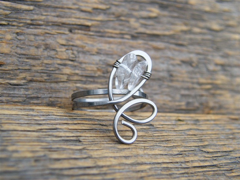 Prstýnek s křišťálem - tepaná chirurgická ocel