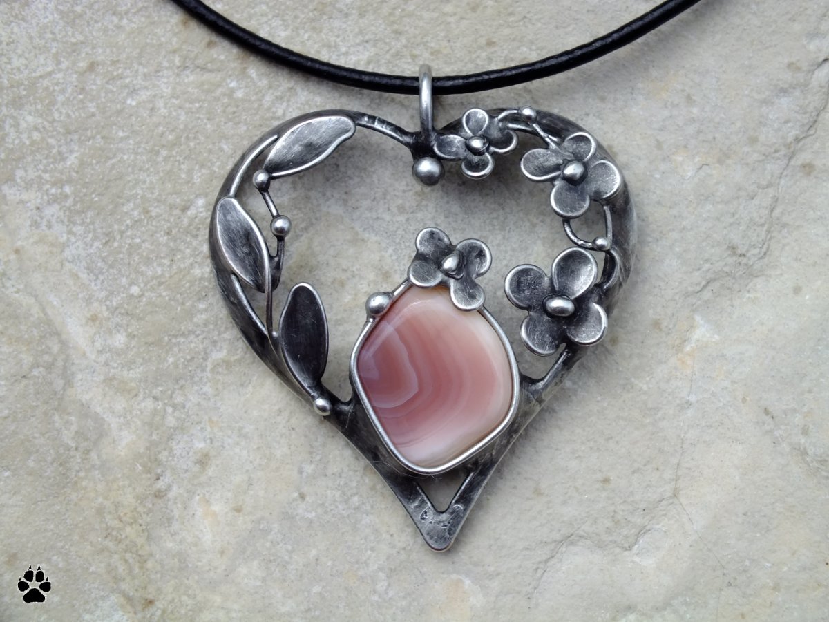 Srdíčko s růžovým achátem - cínovaný náhrdelník  REZERVACE!!