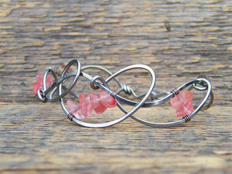 Náramek zdobený křemenem - tepaná chirurgická ocel