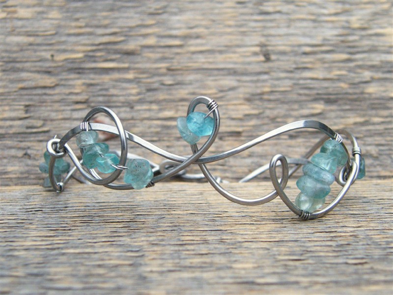 Náramek s apatitem - tepaná chirurgická ocel