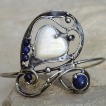 Srdíčkový náramek s perletí a lapis lazuli