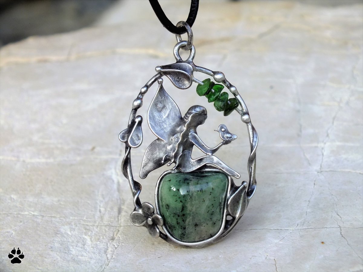 Vílenka s ptáčkem - grossularit,chromdiopsid