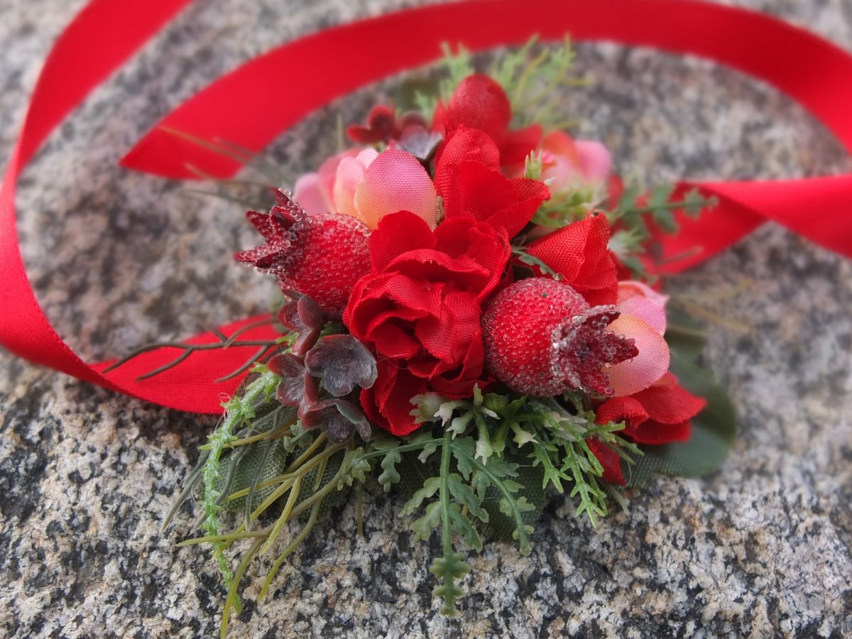 květy a rudé bobule