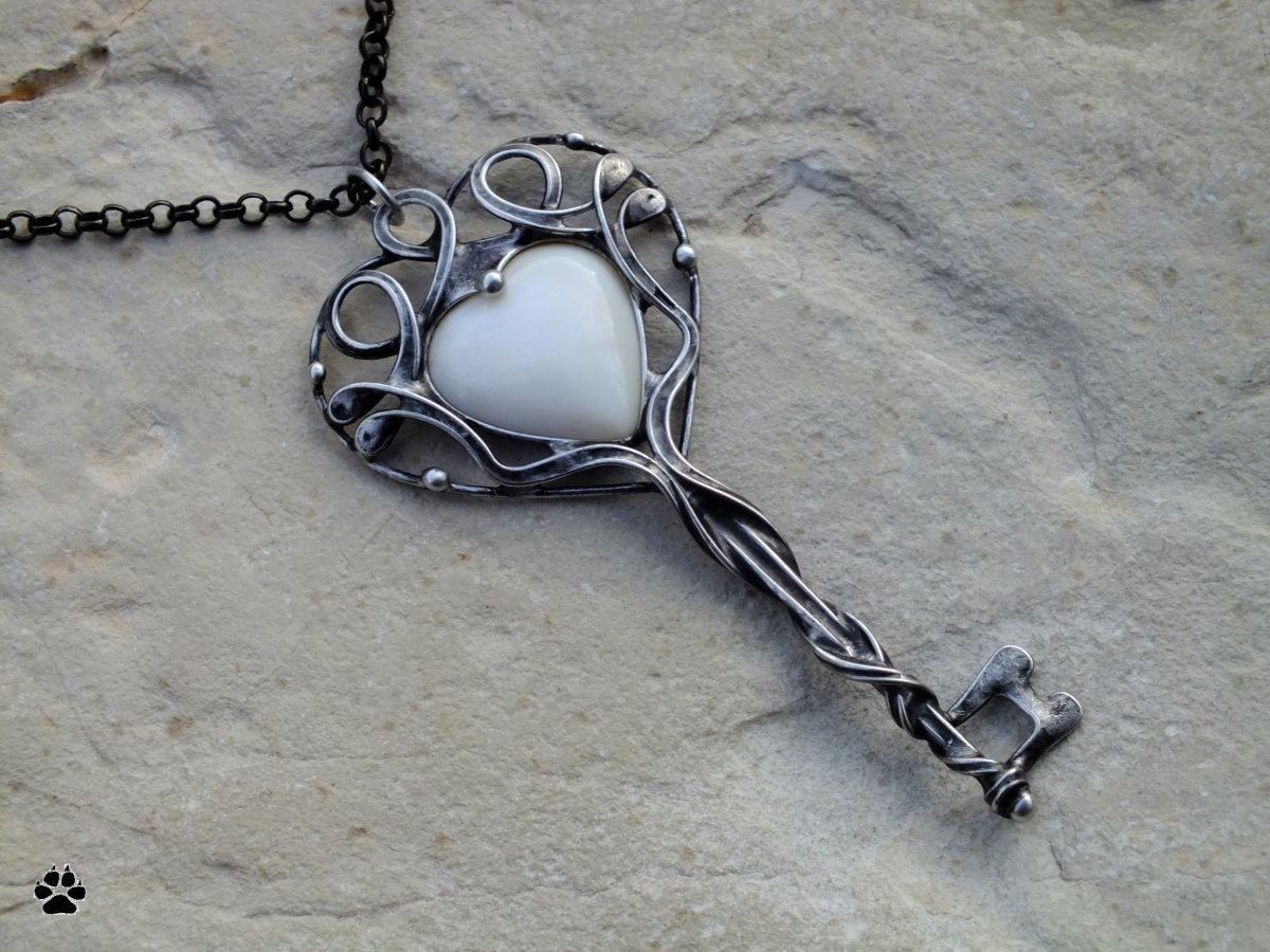 Srdcový klíč - náhrdelník s perletí