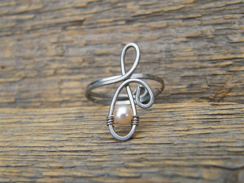 Prstýnek se světle lososovou říční perličkou - tepaná chirurgická ocel