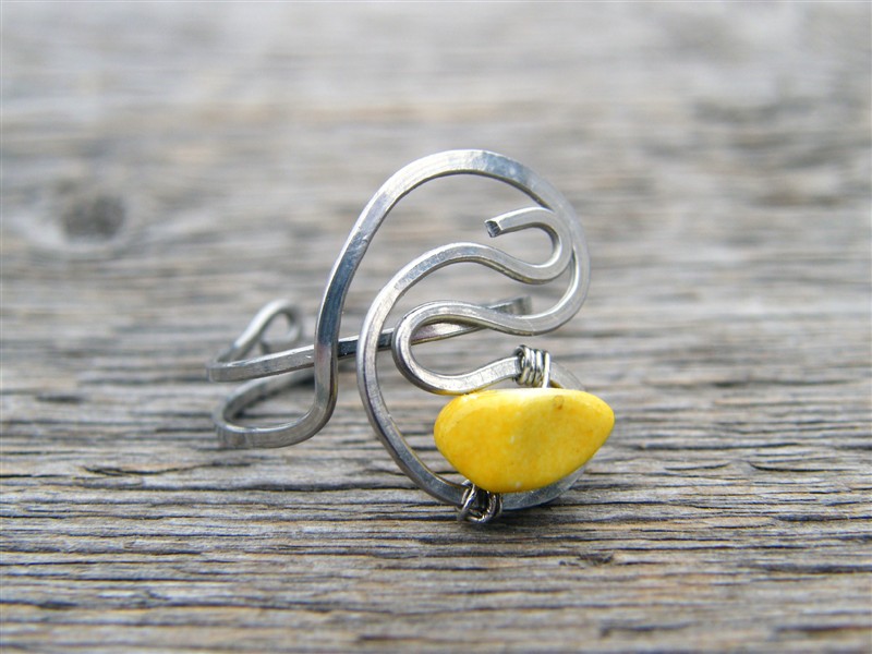 Prstýnek se žlutým kamínkem - tepaná chirurgická ocel - AKCE!