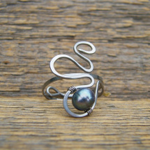 Prstýnek s tmavou stříbrošedou říční perlou - tepaná chirurgická ocel