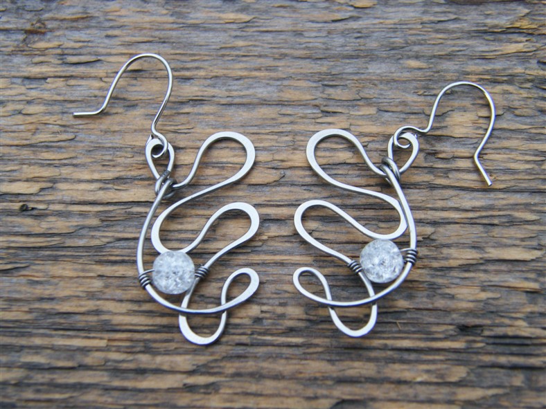 Náušnice s kuličkami praskaného křišťálu - tepaná chirurgická ocel