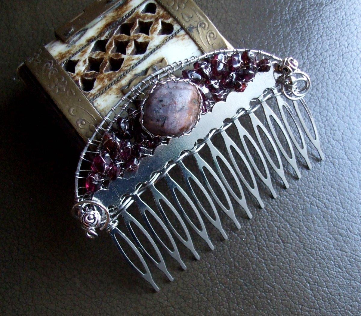 Hřebínek s polodrahokamy.