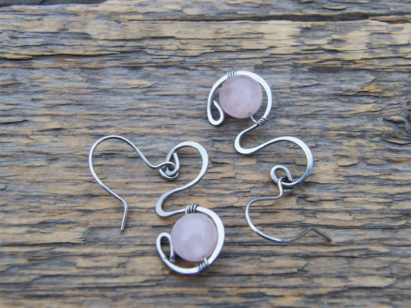 Náušnice s růženínem - tepaná chirurgická ocel