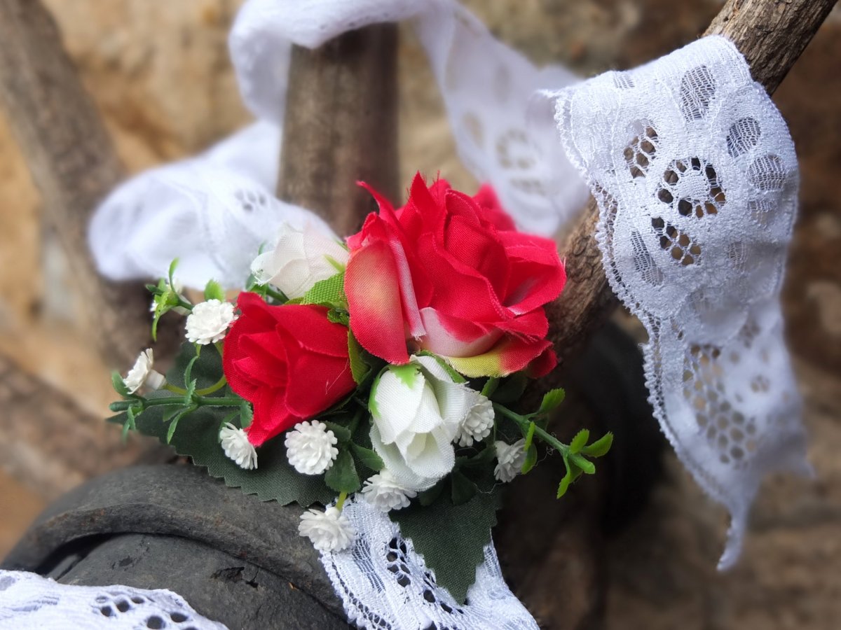 červené růže na krajce