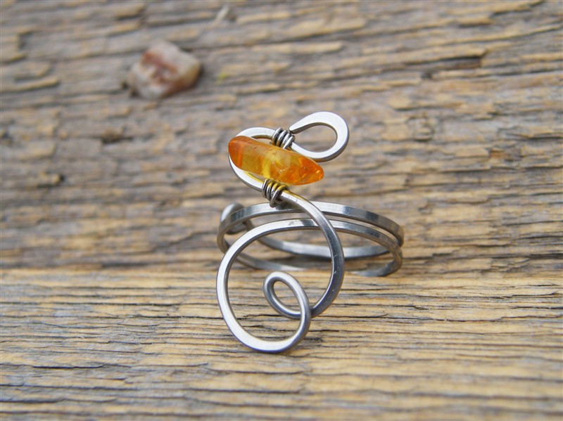Prstýnek s jantarem - tepaná chirurgická ocel