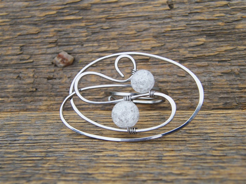 Šátková spona zdobená praskaným křišťálem - tepaná chirurgická ocel