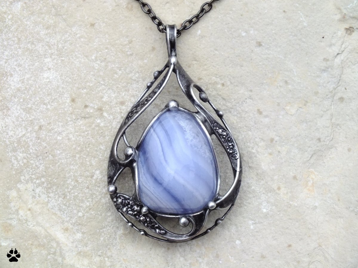 Kapka s modrým chalcedonem