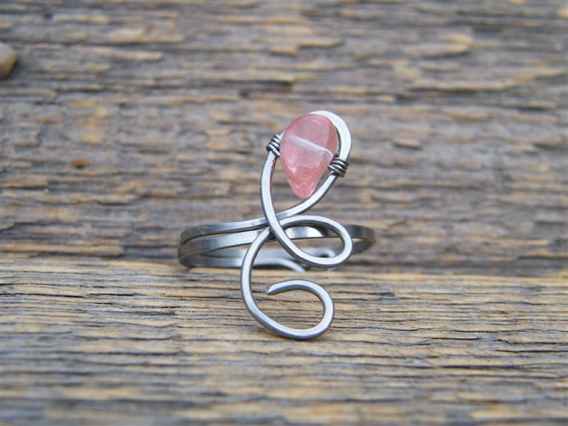 Prstýnek s křemenem - tepaná chirurgická ocel