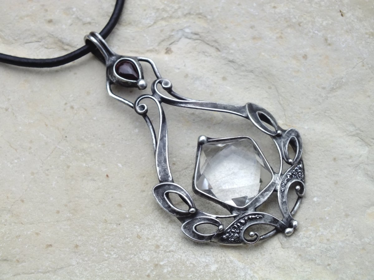 Křišťálový pentagon s granátem-cínovaný náhrdelník