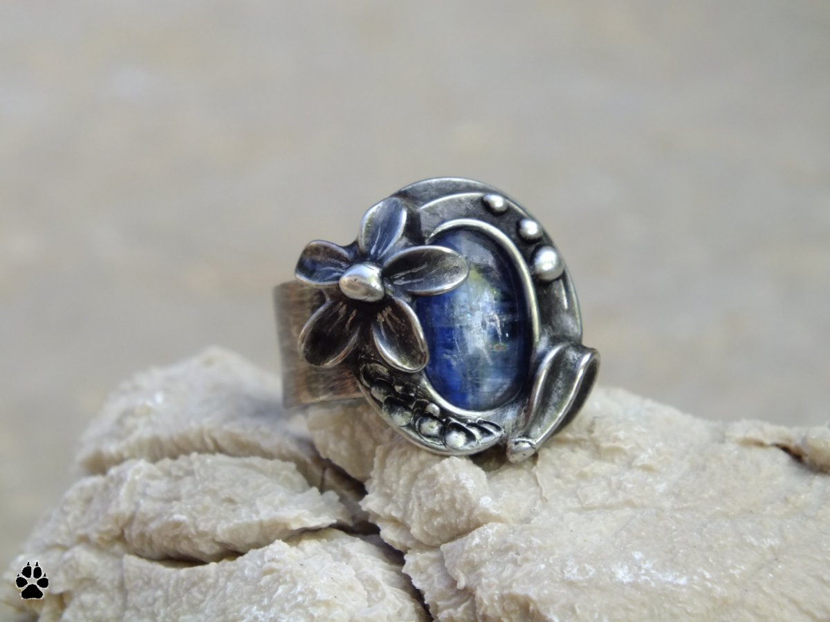 Květinový - cínovaný prsten s kyanitem