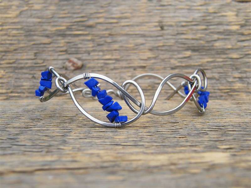 Náramek s rekonstr. lapisem lazuli - tepaná chirurgická ocel