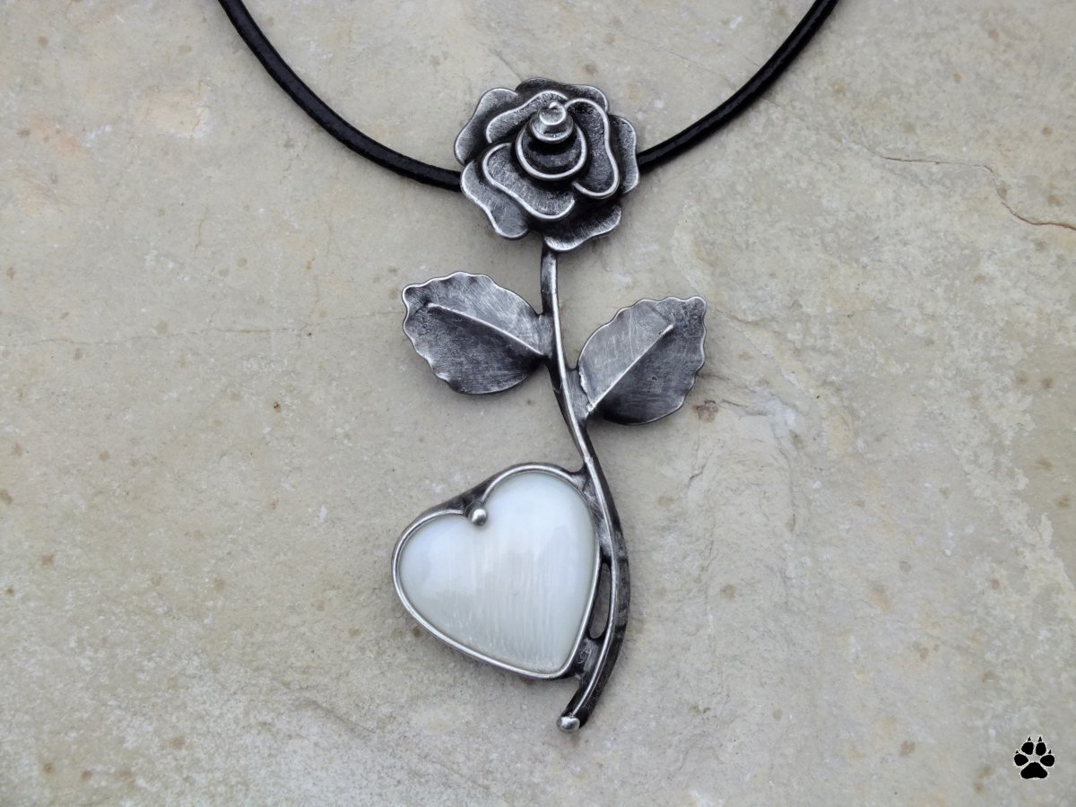 Růže z lásky darovaná - náhrdelník s perletí