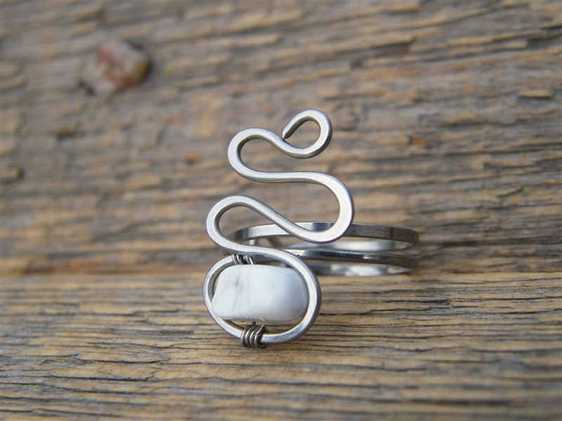 Prstýnek s magnezitem - tepaná chirurgická ocel