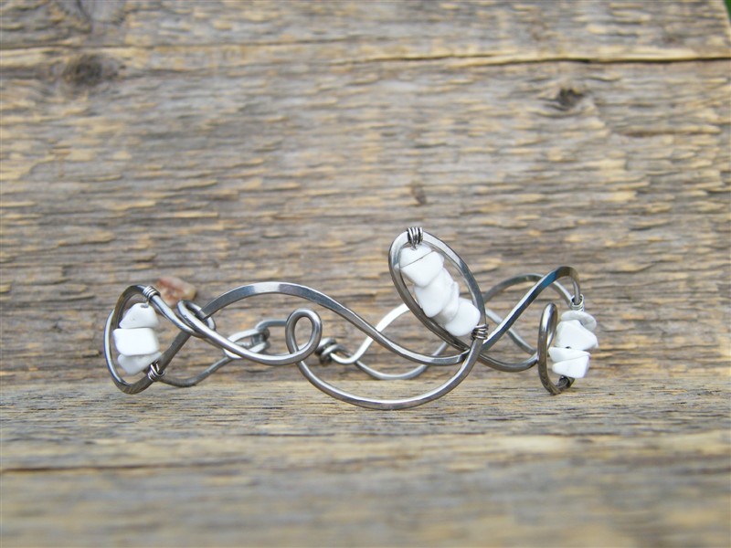 Náramek s magnezitem - tepaná chirurgická ocel