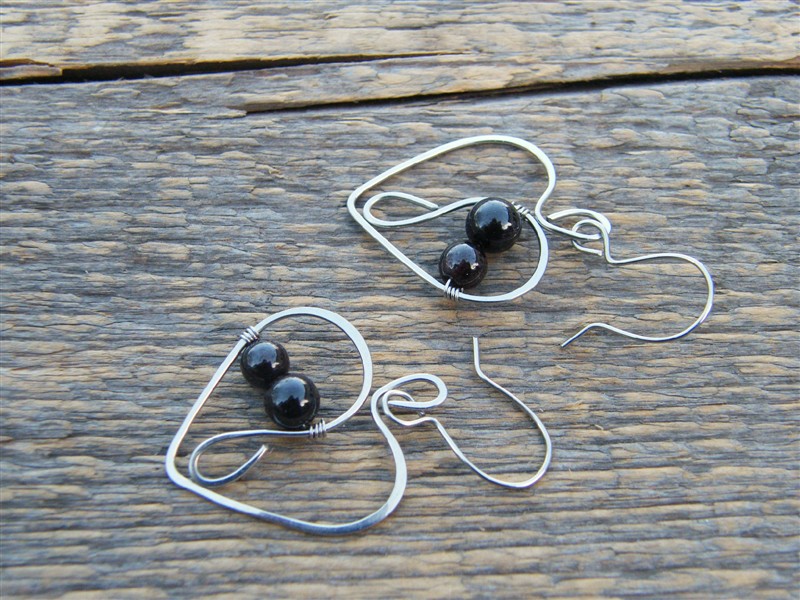 Srdíčkové náušnice s granátem almandin - tepaná chirurgická ocel