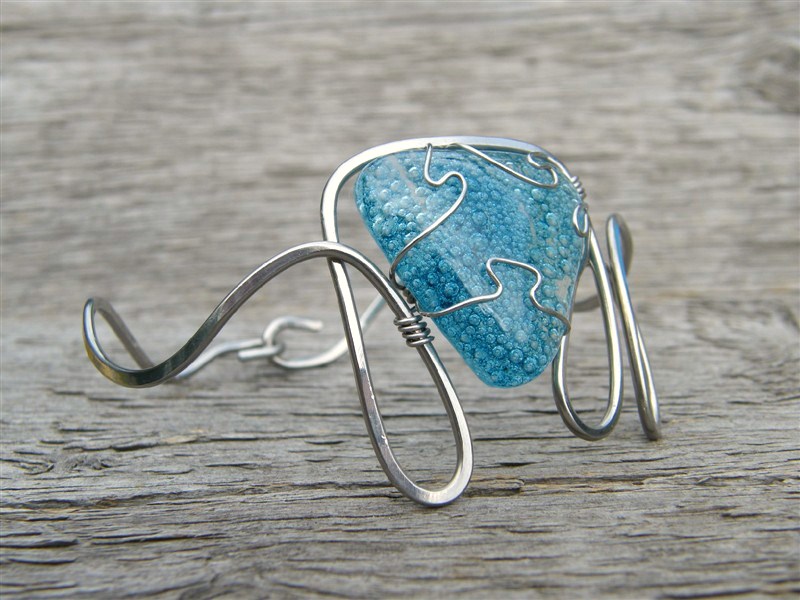 Náramek s tyrkysově modrým fusingovým sklem - tepaná chirurgická ocel