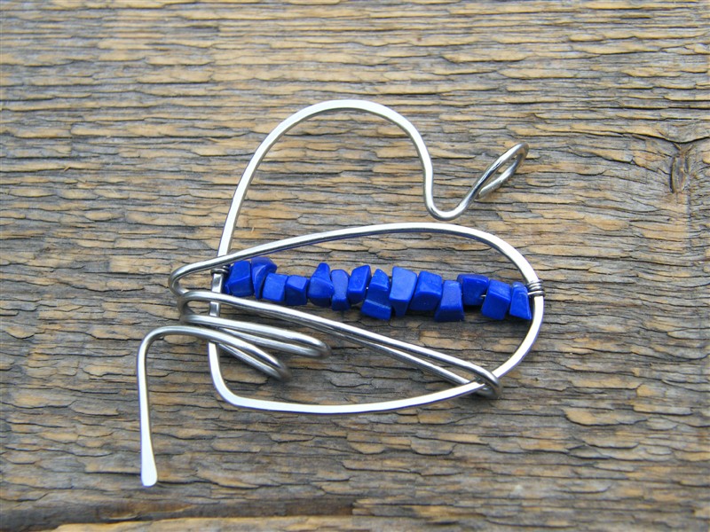 Srdcový přívěsek s rekonstr. lapisem lazuli - tepaná chirurgická ocel