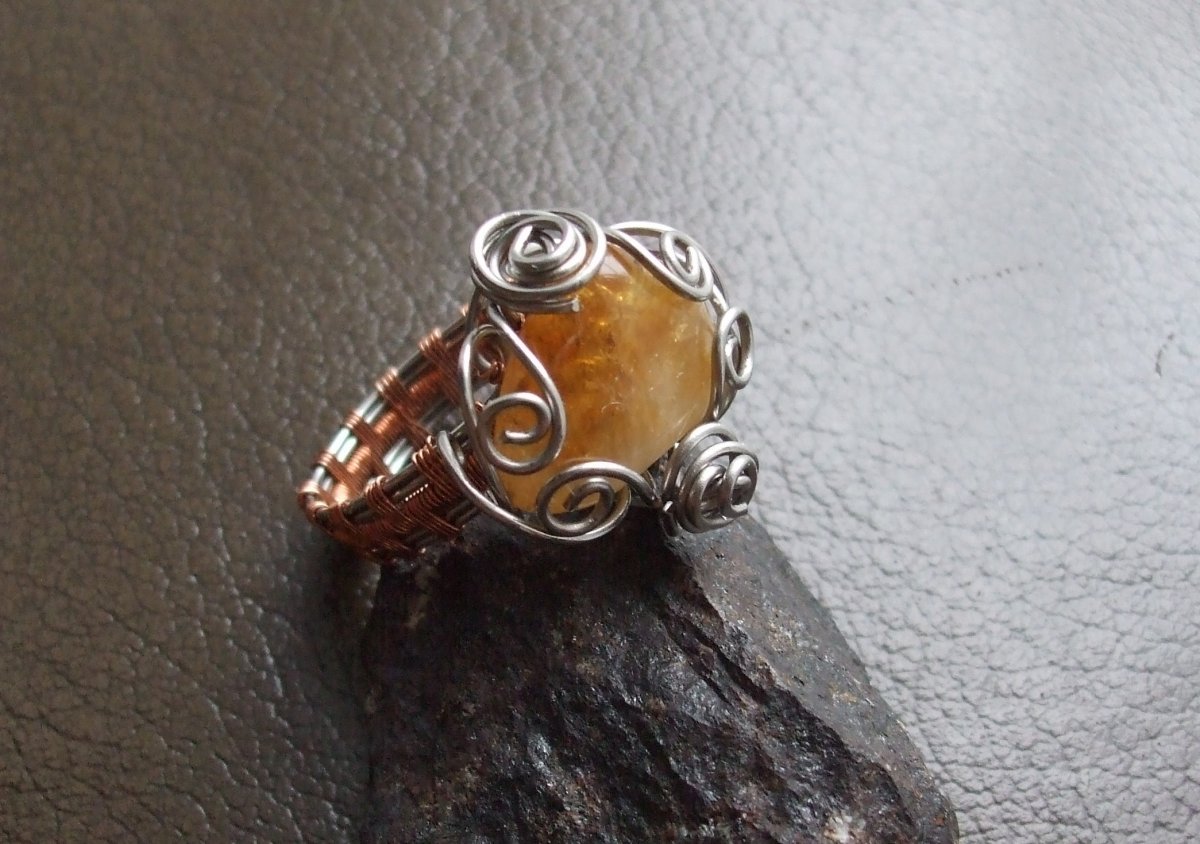 Prstýnek z oceli s Citrínem.